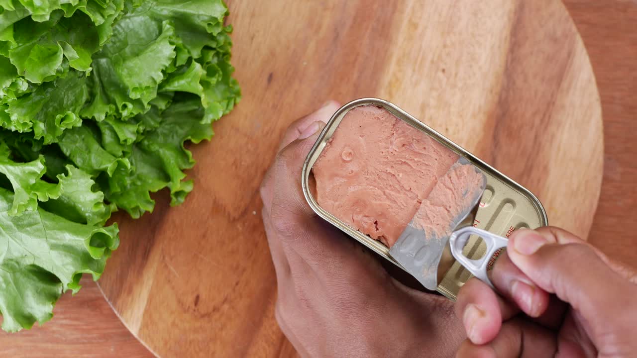 점심 고기 캔을 열고