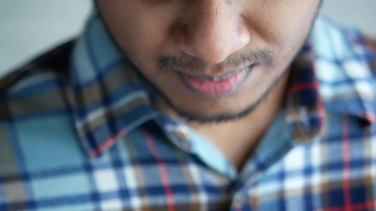 primer plano de la cara de un hombre