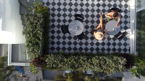 una pareja romántica brindando en la terraza del balcón del hotel en larnaca, chipre