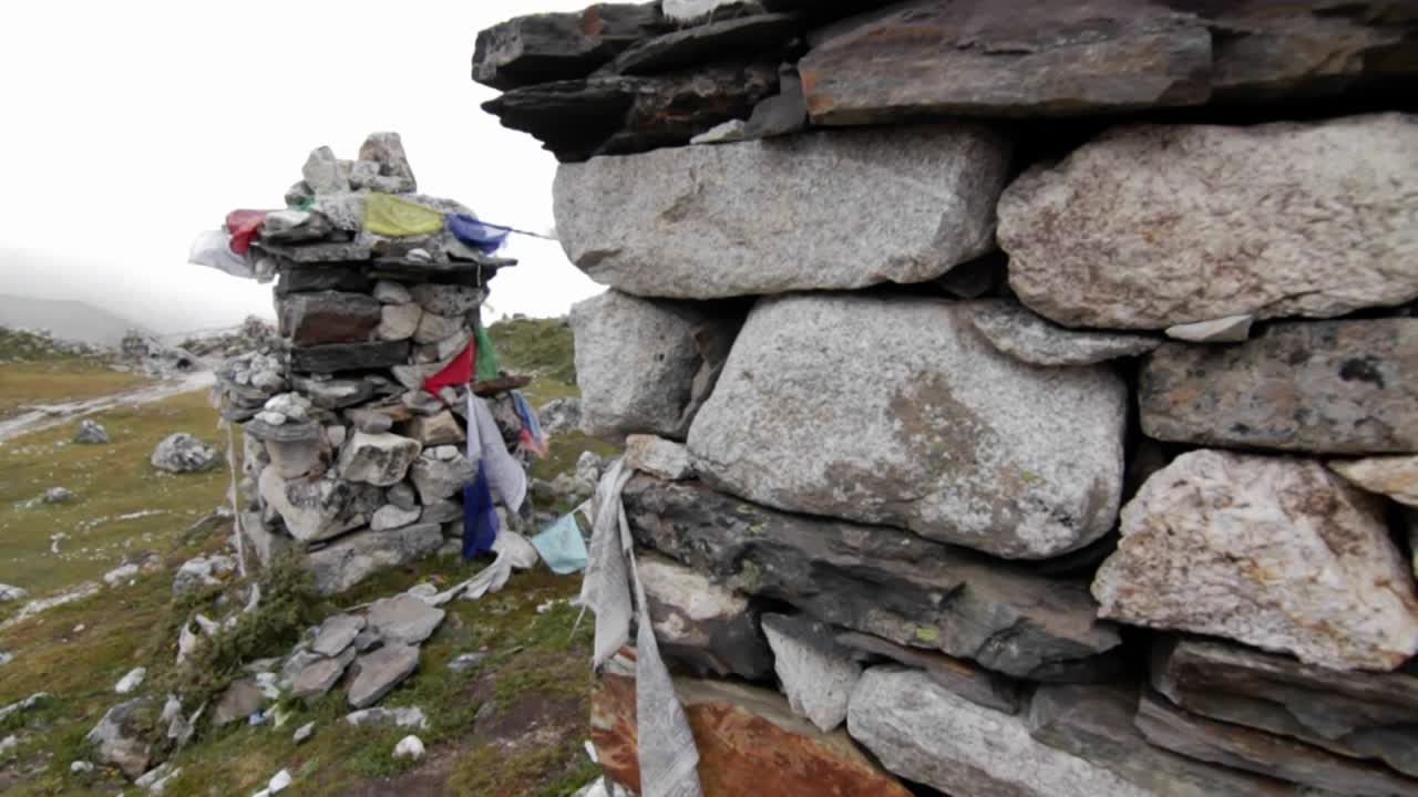 초르텐 위로 카메라 움직임