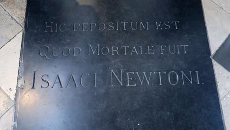 isaac newton grave located inside of westminster abbey