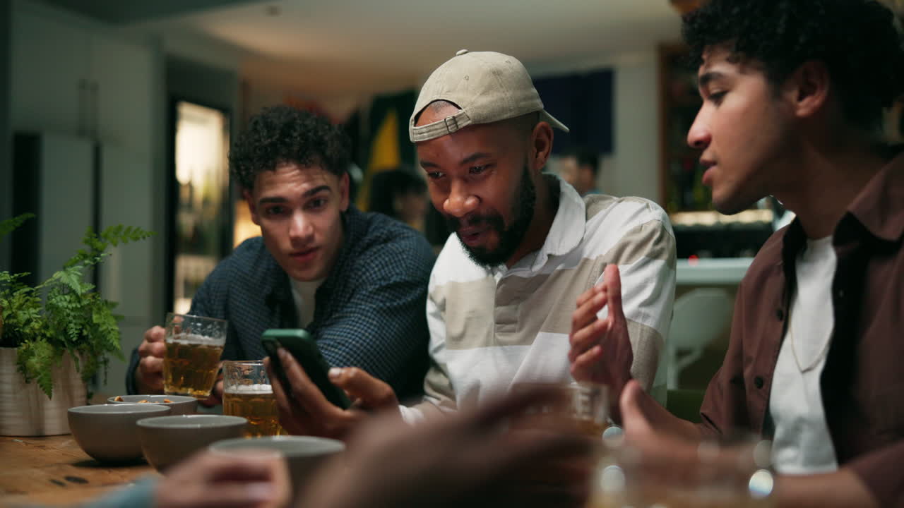 amigos celebrando juntos