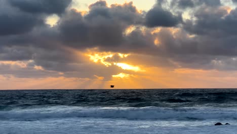 Hermosa-Puesta-De-Sol-En-La-Bahía-De-Monterey,-California