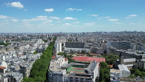 Sportplätze-In-Pariser-Wohngegend,-Frankreich.-Antenne-Nach-Vorne