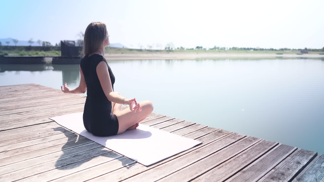 요가 를 연습 하는 여자