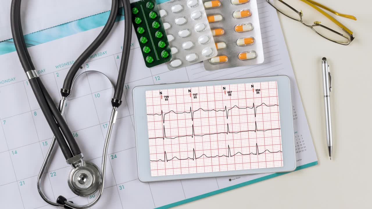 Scrivania medica del dottore con cardiogramma cardiaco a onde su un referto di analisi cardiografica del paziente visualizzato su un tablet digitale.