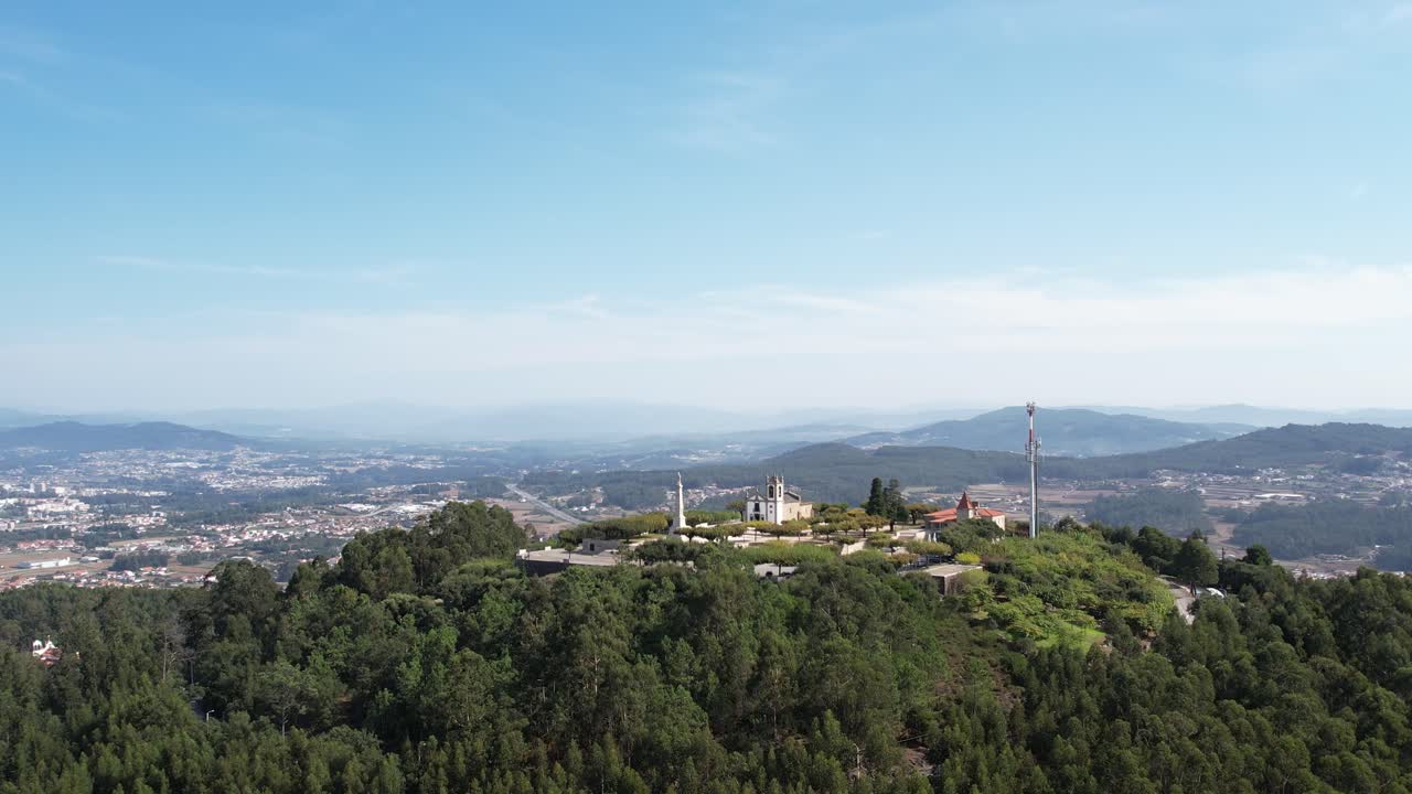 vista panorámica del monte da franqueira en la ciudad de barcelona (portugal) desde el aire