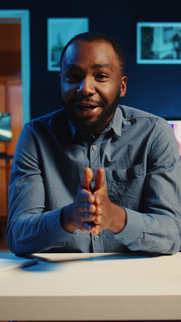 Vertical video Influencer at home records q&a session