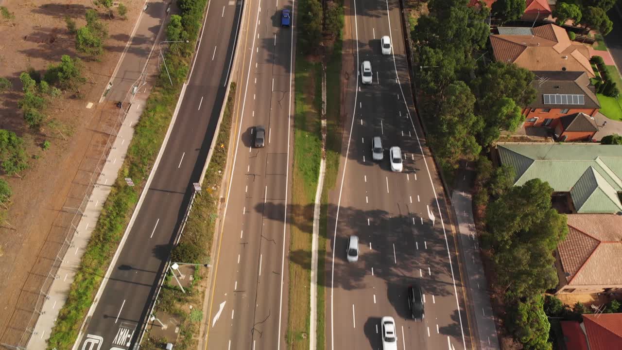 toma panorámica hacia adelante de una autopista muy transitada con nubes rodando