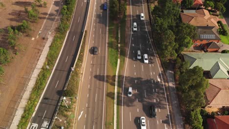 Toma-Panorámica-Hacia-Adelante-De-Una-Autopista-Muy-Transitada-Con-Nubes-Rodando