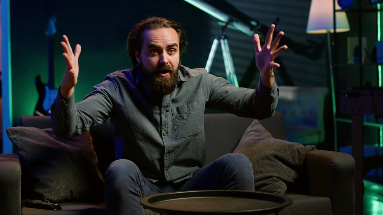 un partidario molesto viendo la transmisión deportiva, aullando por un terrible error del equipo