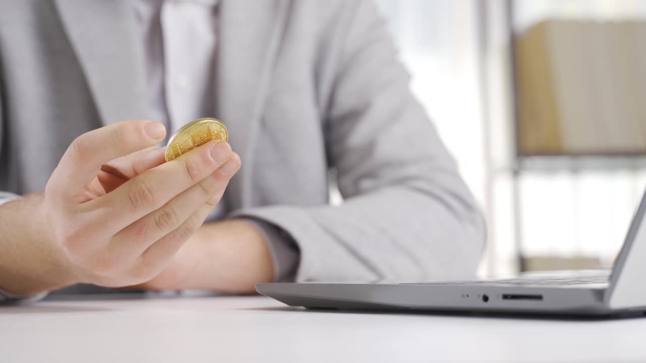 사업가는 비트코인을 보고 회전시 ⁇ 니다.