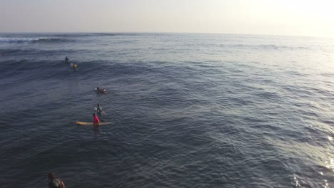 widok z lotu ptaka na surferów na deskach surfingowych na wzburzonym morzu 2