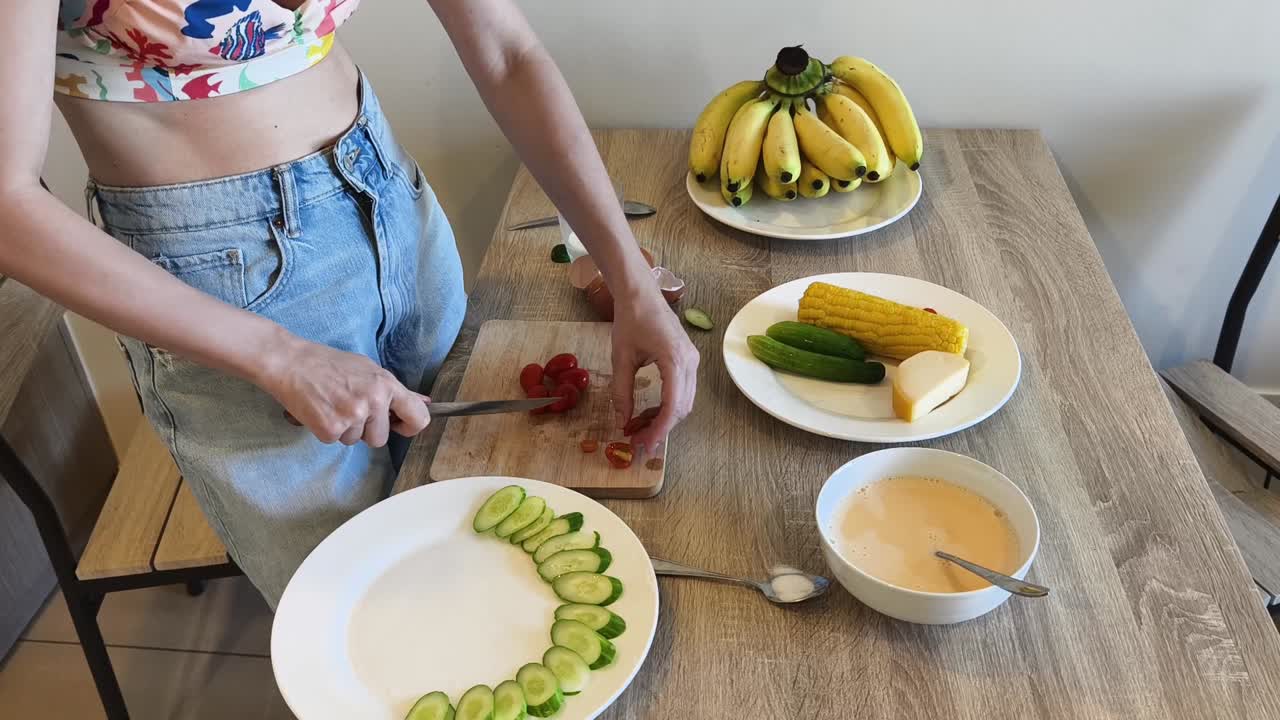 mujer preparando una ensalada saludable