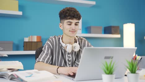 Student,-Der-Am-Laptop-Studiert,-Schaut-In-Die-Kamera-Und-Lacht.-Hausaufgaben.