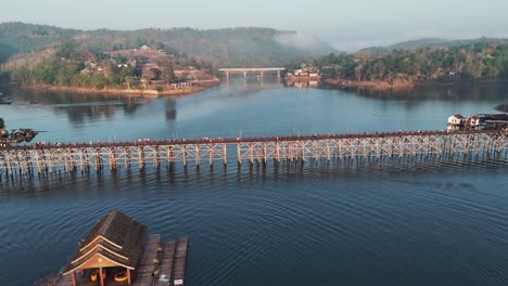 El-Hermoso-Río-Khwae-Noi-Con-Los-Puentes-Mon-Y-Songkalia-Al-Fondo,-Creando-Una-Escena-Pintoresca-En-Songklaburi,-Tailandia.