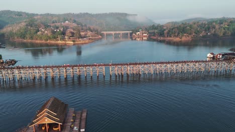 el hermoso río khwae noi con los puentes mon y songkalia en el fondo, creando una escena pintoresca en songklaburi, tailandia