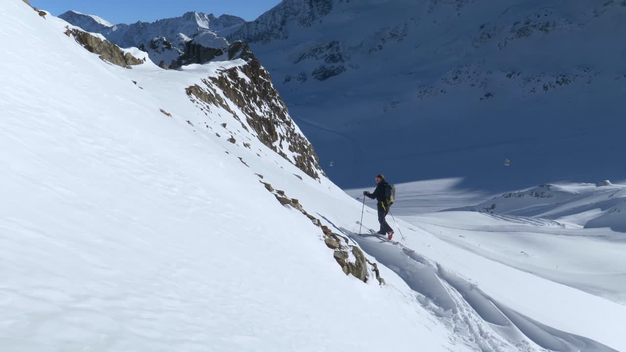 caminatas de esquí en senderos empinados de nieve natural a gran altitud en los alpes - vista estática