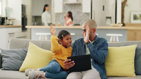 Tablet,-High-Five-Und-Ein-Vater-Mit-Seiner-Tochter