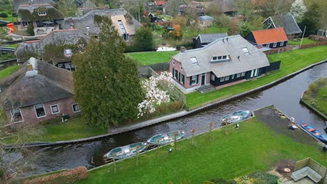 Giethoorn-village---Venice-of-the-Netherlands