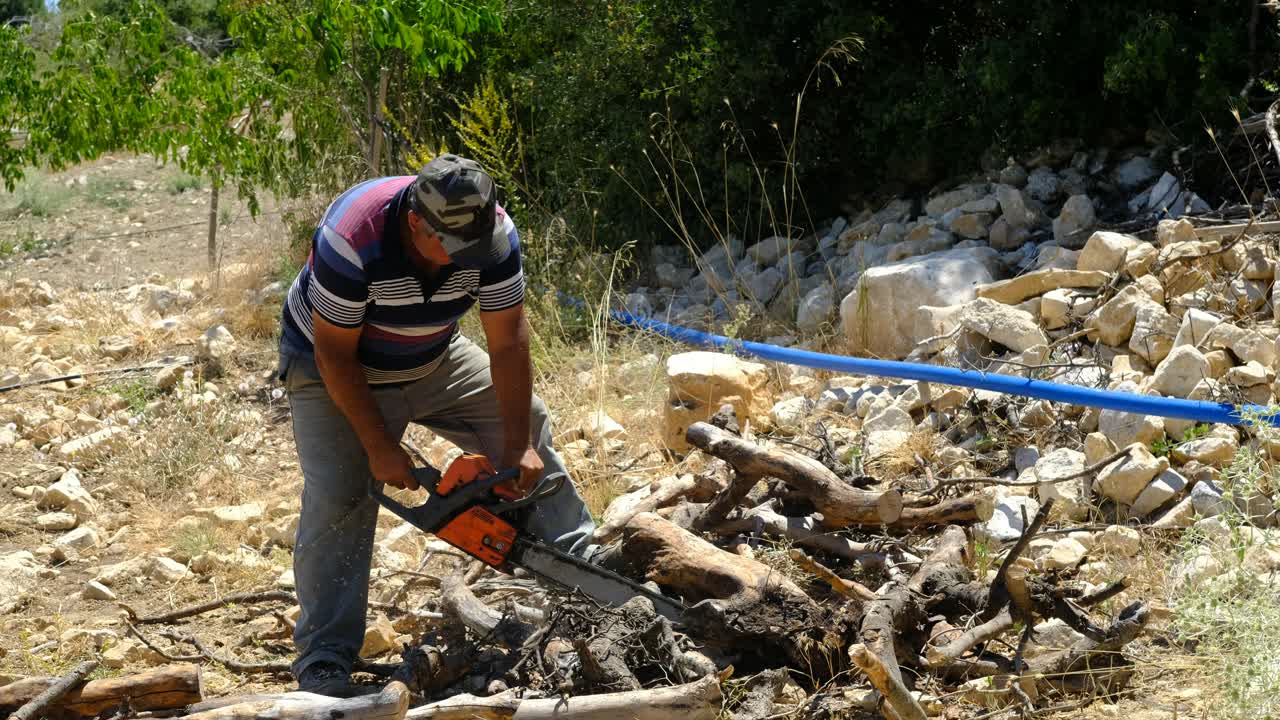 hombre cortando madera con sierra