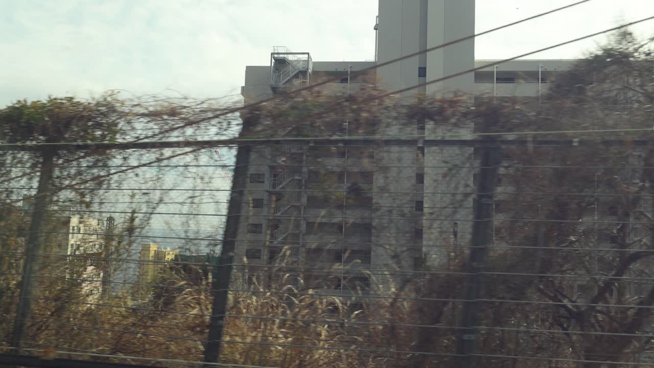 pasando por el paisaje urbano con edificios y construcción