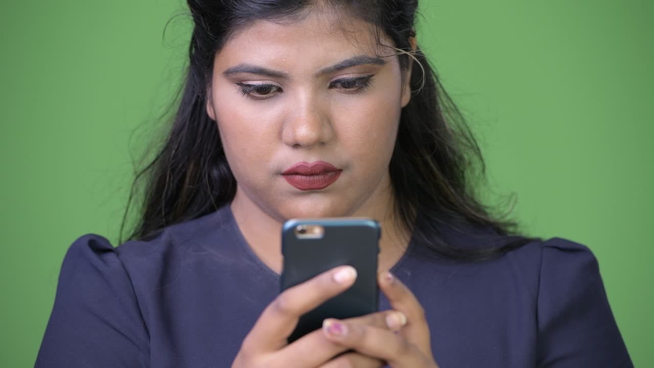 joven sobrepeso hermosa mujer de negocios india contra fondo verde