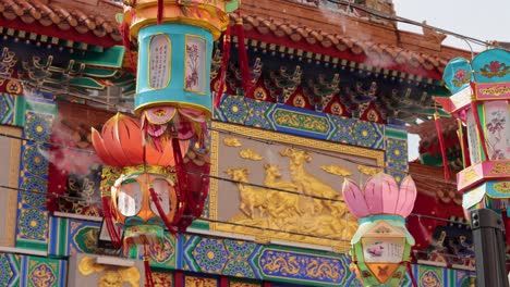 las linternas vibrantes adornan una festiva calle de hong kong.