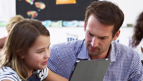 maestra y escolar usando tableta en el aula, de cerca