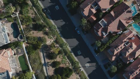 Cámara-De-Mediodía-Con-Vista-De-Drones-Desde-La-Ciudad-Jardín-De-Malibu,-California