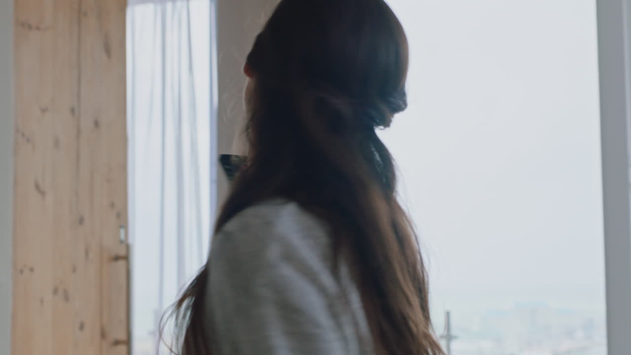 행복한 인도 여성은 집에서 노래하고 즐겁게 성공적인 라이프 스타일을 축하하고 춤을 추고 카라오케 음악 엔터테인먼트를 즐기고 있습니다.