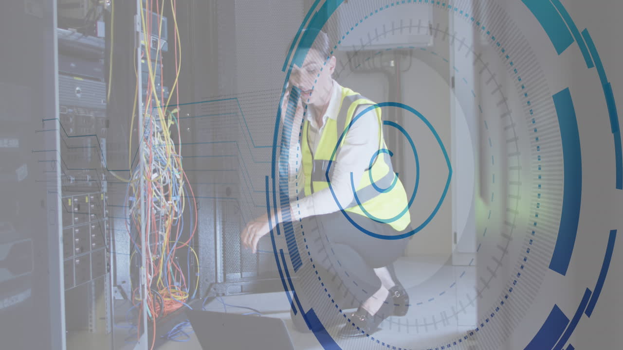 animación de ojo sobre mujer caucásica hablando en teléfono celular mientras usa portátil en la sala de servidores