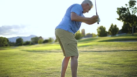 Tiro-De-Cámara-Lenta-De-Cuerpo-Completo-De-Un-Hombre-Usando-Su-Cuña-De-Lanzamiento-Para-Golpear-La-Pelota-De-Golf-Hacia-El-Agujero