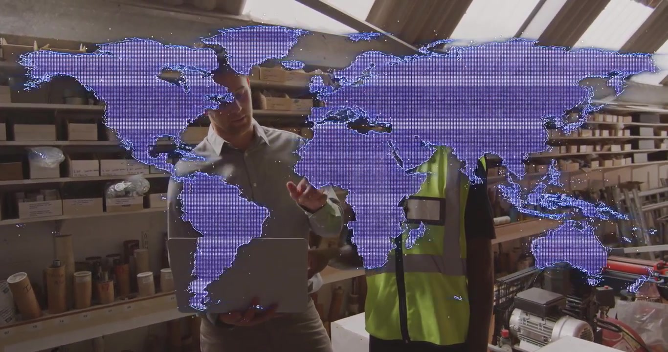 Gerente tocando no tablet e direcionando trabalhador na oficina, com sobreposição de mapa roxo pulsando para verificar o estoque.