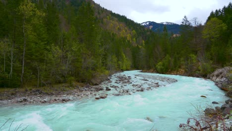 Escénico-E-Idílico-Cañón-De-La-Montaña-Ahornboden-Río-Rissach-Con-Agua-Azul-Fresca-Que-Fluye-A-Lo-Largo-De-árboles-Verdes-Y-Exuberantes-En-Los-Alpes-Austriacos-Bávaros-Cerca-De-Engtal-Y-Sylvenstein-Y-El-Lago-Walchensee