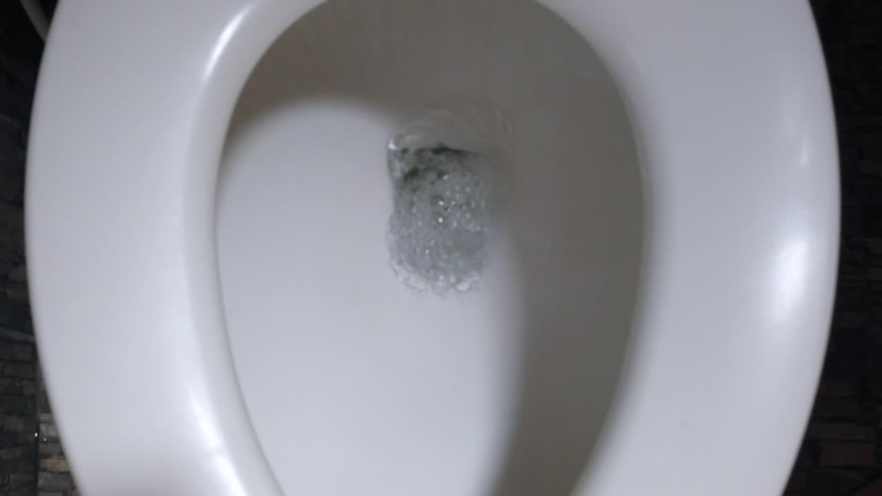 vista de la taza del inodoro mientras se descarga el agua en el inodoro -video 4k uhd