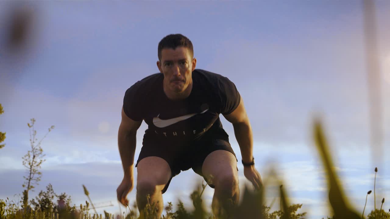 hombre haciendo ejercicio y haciendo sentadillas con salto como