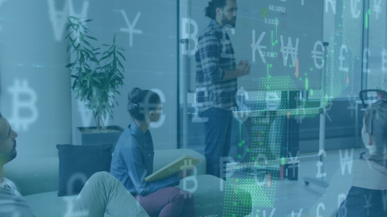 animación de procesamiento de datos y signos monetarios sobre diversos empresarios en la oficina