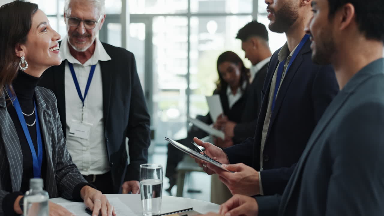 컨퍼런스에서 비즈니스 사람들과 네트워킹