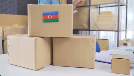 bandera de azerbaiyán en el paquete de carga logística.