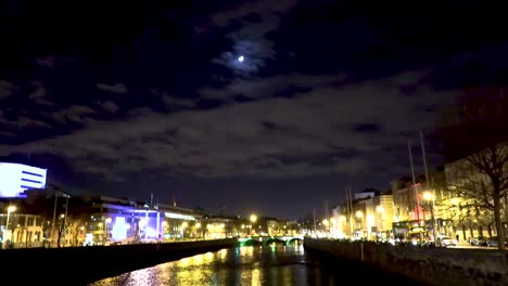 Dublins-River-Liffey-Quays-Bei-Nacht-Im-Mondlicht,-Das-Den-Mond-Und-Den-Fluss-Im-Stadtzentrum-In-Der-Nähe-Von-Templebar-Zeigt