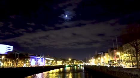 Los-Muelles-Del-Río-Liffey-De-Dublín-Por-La-Noche-A-La-Luz-De-La-Luna-Que-Muestran-La-Luna-Y-El-Río-En-El-Centro-De-La-Ciudad-Cerca-De-Templebar