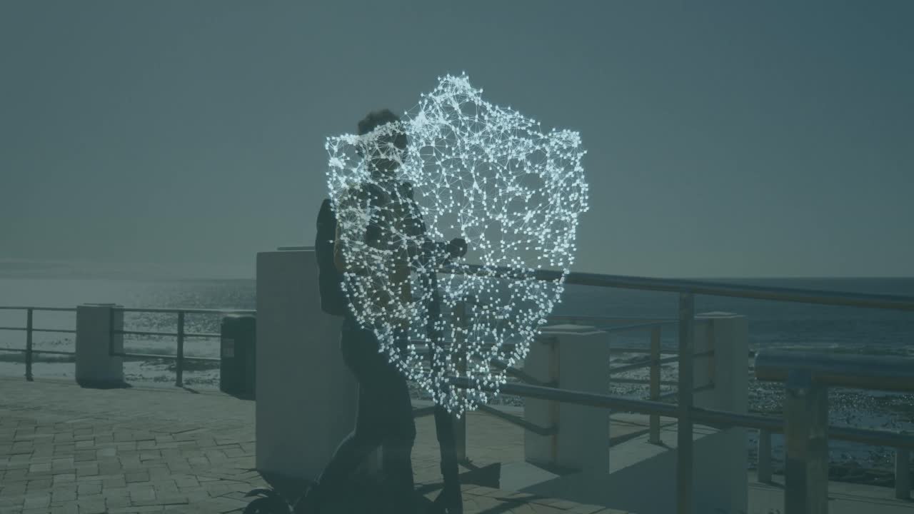 animación de un escudo digital sobre una mujer afroamericana con un scooter