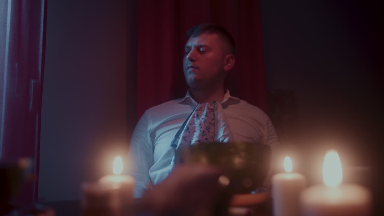 Uomo che cena in una stanza in penombra