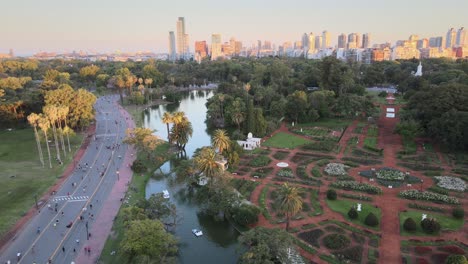 Luftabsenkung-über-Rosedal-Gardens-In-Der-Nähe-Von-Teich-Und-Fußgängerzone-Im-Stadtteil-Palermo-Bei-Sonnenuntergang,-Buenos-Aires