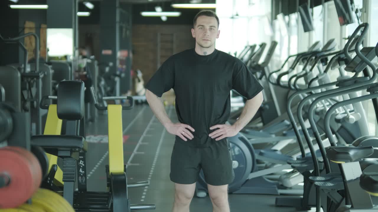 체육관에 있는 남자