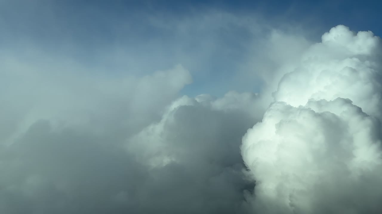 폭풍우 하늘을 날아다니며 제트 조종석에서 조종사의 눈으로: 실시간 비행에서 몰입하는 조종사의 관점 4k 60fps