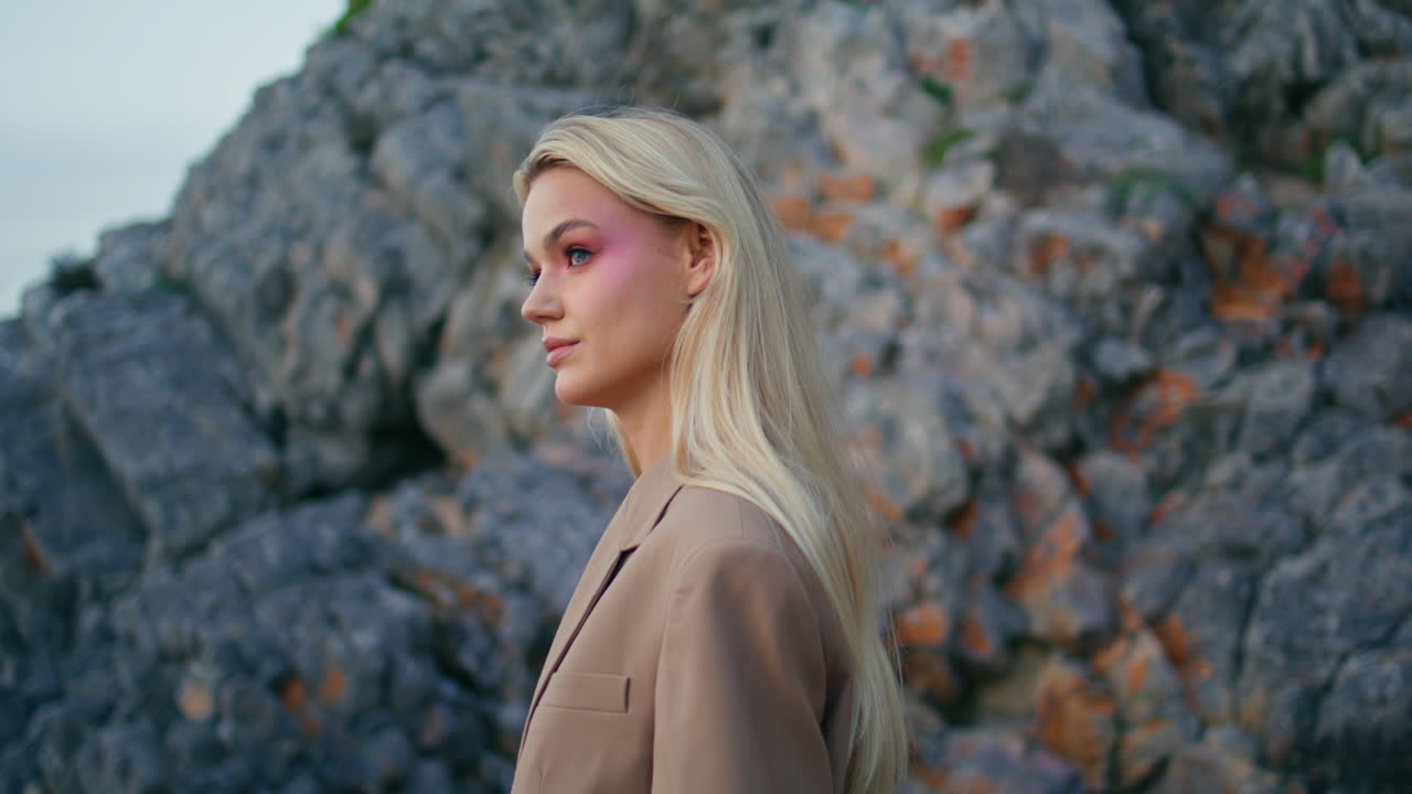 una mujer atractiva modelo de primer plano