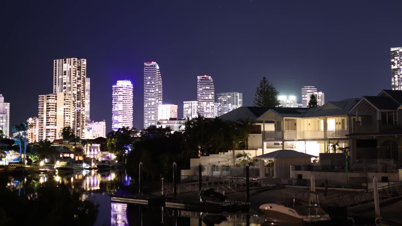 밤에는 조명된 스카이 라인과 주거 지역