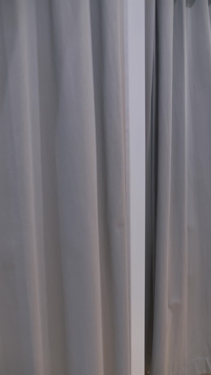 mujer probando ropa en un camerino